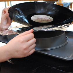 Arrange the record on cooking pans.